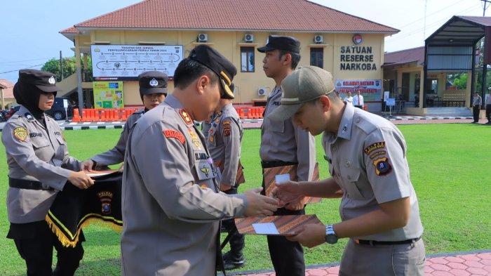 Kapolres Labuhanbatu Serahkan THR Idul Fitri 1445 H kepada Personel