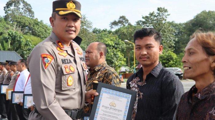 Bantu Tangkap Pelaku Narkoba, Kapolres Madina Berikan Reward Kepada Masyarakat Desa Parbangunan