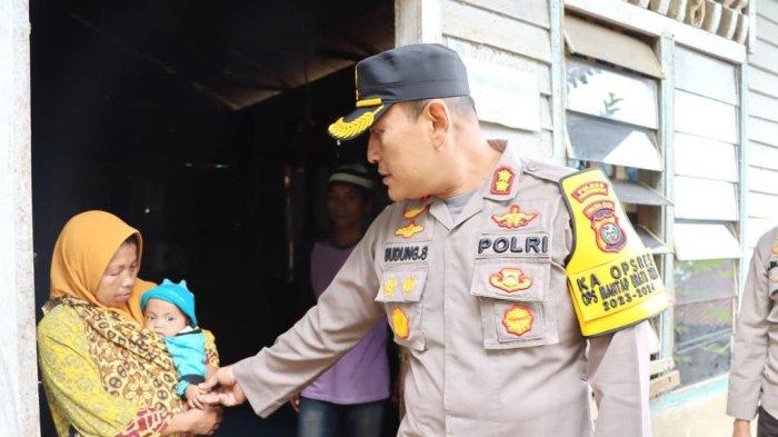 Kapolres Padangsidimpuan Bagikan Paket Sembako Untuk Atasi Gizi Buruk di Desa Ujung Gurap