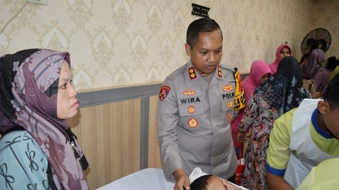 Kapolres Padangsidimpuan, AKBP Dr.Wira Prayatna saat melihat langsung proses sunat massal yang diadakan di Mako Polres Padangsidimpuan, Minggu (22/9/2024)