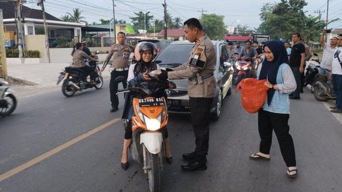 Dukung Warga yang Berpuasa, Sat Resnarkoba Polres Tanjungbalai Berbagi Takjil di Jalan