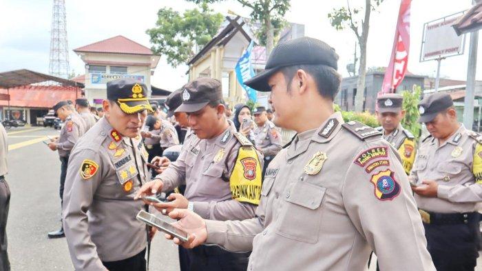 Tegakkan Disiplin Polri, Kapolres Padangsidimpuan Mendadak Cek Ponsel Personel