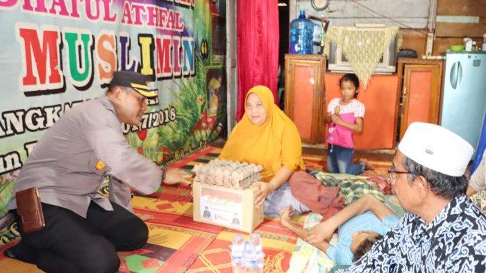Jumat Berkah Kapolres Padangsidimpuan Bagikan Sembako dan Obat Pada Warga Kurang Mampu di Aek Tuhul