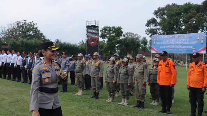 Kapolres Pematangsiantar memimpin apel gelar pasukan Operasi Ketupat Toba 2026 di Lapangan Mako Kompi 2 Batalyon B , Kota , Kamis (12/3/2026). Apel tersebut menjadi pengecekan kesiapan personel serta sinergi lintas instansi dalam pengamanan arus mudik dan perayaan Idulfitri 1447 H.