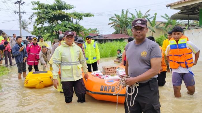 Kapolresta Deliserdang Kombes Pol Hendria Lesmana, S.IK, M.Si bersama dengan Pejabat Utama Polresta Deliserdang dan personel turun langsung ke lapangan guna memberikan bantuan kepada warga yang terdampak banjir, Jumat (28/11/25).