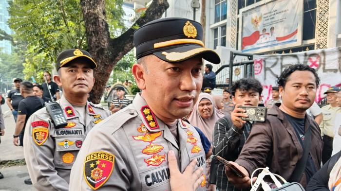 KAPOLRESTABES MEDAN - Kapolrestabes Medan Kombes Jean Calvijn Simanjuntak ketika diwawancarai usai ratusan mahasiswa berunjuk rasa di depan gedung DPRD Sumut, Jalan Imam Bonjol, Medan, Senin (15/6/2026). Jaringan internet tak bisa diakses di area aksi demo 
