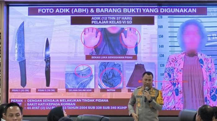 Kapolrestabes Medan Kombes Pol Dr Jean Calvijn Simanjuntak saat konferensi pers kasus anak berumur 12 tahun tega menghabisi nyawa ibu kandungnya, Senin (29/12/2025).