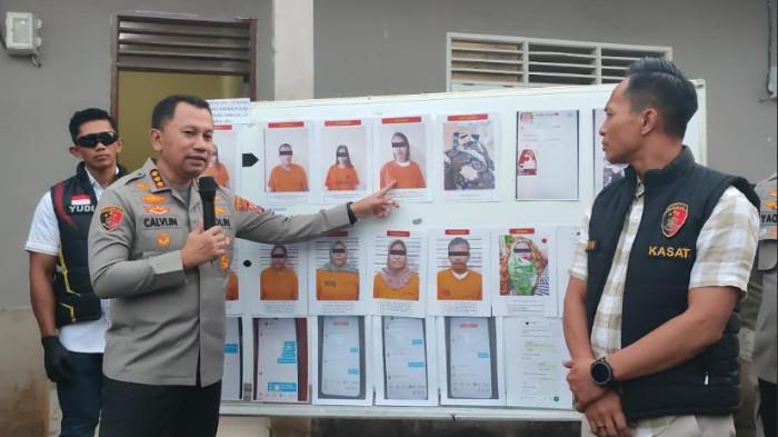 SINDIKAT PERDAGANGAN BAYI - Kapolrestabes Medan Kombes Pol Jean Calvijn Simanjuntak (memegang mic), memaparkan pengungkapan kasus perdagangan bayi di Kecamatan Medan Johor, Kota Medan, Kamis (15/1/2026). Dalam kasus ini, pelaku utama bermodus menawarkan adopsi bayi kepada targetnya.