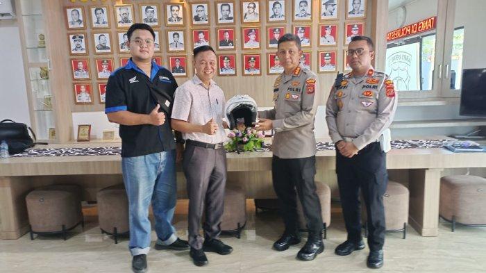 Kapolrestabes Medan Terima Bantuan 100 Helm untuk Personel Lantas