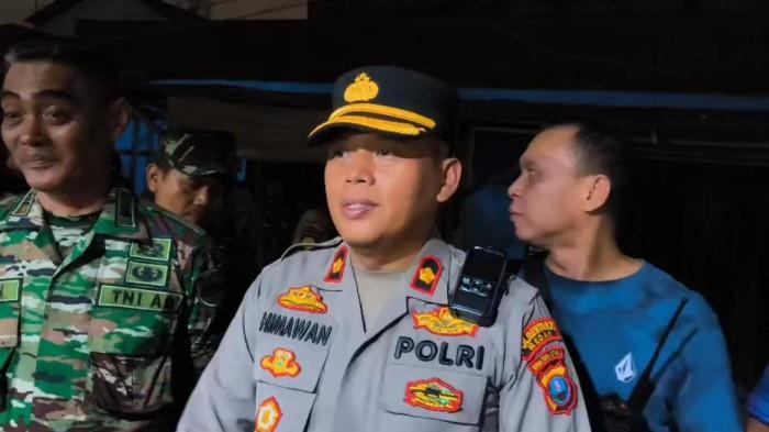 Kapolsek Medan Area Kompol Himawan Chandra saat diwawancarai soal bentrok ormas masyarakat di Kelurahan Tegal Sari Mandala II, Kecamatan Medan Area pada Minggu (5/10/2025) malam. Ia menyebut dua orang warga sekitar luka-luka.