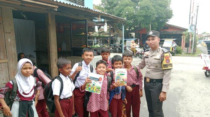 Kapolsek Padang Hulu Distribusikan Buku Polri Peduli Budaya Literasi