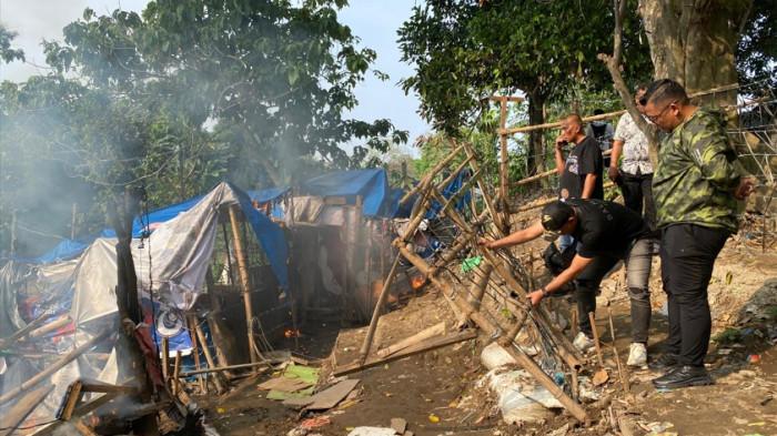 Gerebek Sarang Narkoba di Sunggal, Polisi Bakar Barak dan Tangkap Pengedar