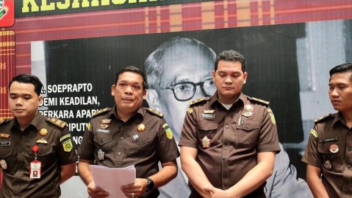 PENJELASAN KEJARI KARO - Kasi Intel Kejari Karo D.M Sebayang (dua kiri), menjelaskan kronologi kasus yang menjerat Amsal Sitepu pada korupsi proyek profil desa, di Kantor Kejari Karo, di Jalan Jamin Ginting, Kabanjahe, Senin (30/3/2026). Perihal RDP di DPR RI, Kejari Karo mengaku tetap fokus pada sidang vonis.