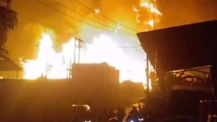 DEPOT LPG TERBAKAR - Kebakaran hebat di Stasiun Pengisian Bulk Elpiji (SPBE) Mustikajaya, Bekasi Timur, Jawa Barat, Rabu (1/4/2026) malam.