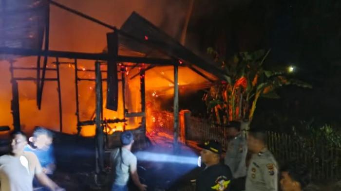 KEBAKARAN DI LABUHANBATU - Peristiwa kebakaran hebat melanda sebuah rumah kontrakan di Jalan Panglima Sudirman, Kelurahan Labuhan Bilik, Kecamatan Panai Tengah, Kabupaten Labuhanbatu, Minggu (21/12/2025) sekitar pukul 20.30 WIB.