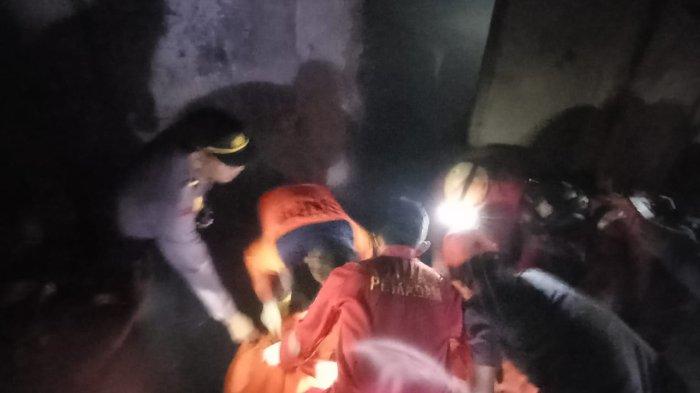 Polsek Siantar Utara Evakuasi Jenajah Bapak dan Anak Korban Kebakaran