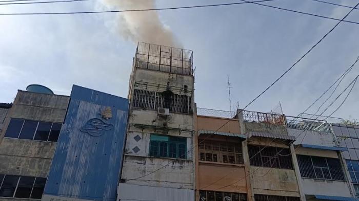 KEBAKARAN - Kebakaran di lantai 5 toko elektronik Multi Audio Elektronik, Jalan Asia Medan, Sabtu (23/5/2026). Api diduga berasal dari mesin genset pemilik toko.