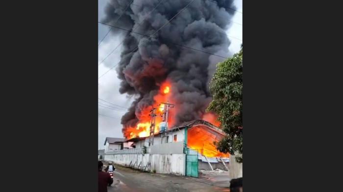 PABRIK TERBAKAR - Kebakaran hebat melanda pabrik sepatu dan sandal PT Yumeida, di Jalan Perintis, Desa Purwodadi, Kecamatan Sunggal, Kabupaten Deli Serdang, Sabtu (27/6/2026). Perusahaan menyebut kebakaran berasal dari gudang penyimpanan bahan baku.