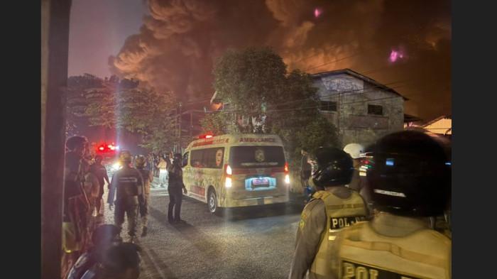 KEBAKARAN DAN AMBULANS - Kebakaran hebat yang melanda pabrik sandal di Jalan Yos Sudarso, Medan, belum menunjukkan tanda-tanda mereda hingga Rabu (28/1/2026) dini hari. Situasi di lapangan semakin mencekam seiring dengan mulai berdatangannya sejumlah unit mobil ambulans ke titik lokasi kebakaran.