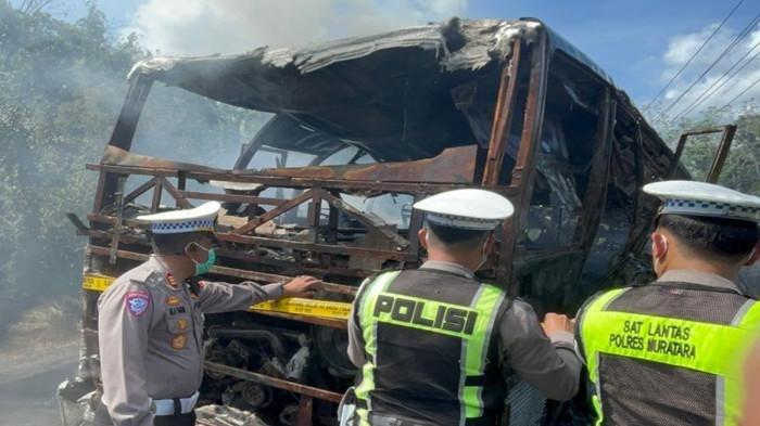 BUS KECELAKAAN TERBAKAR - Polisi mengungkap dugaan penyebab kebakaran usai kecelakaan Bus ALS vs Truk isi BBM. Api diduga berasal dari minyak mentah yang menyambar ke mobil saat kecelakaan terjadi.