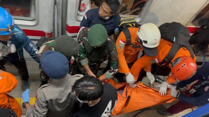 KECELAKAAN KERETA API - Tim SARmelaksanakan Operasi pencarian dan pertolongan (SAR) hari kedua terhadap korban kecelakaan kereta api di Stasiun Bekasi Timur hingga Selasa (28/4/2026).