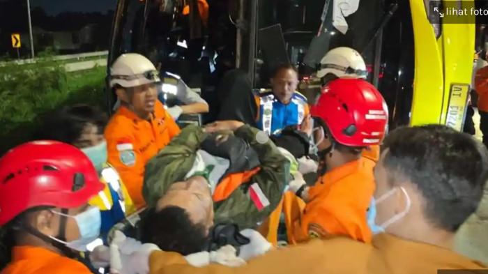 EVAKUASI KORBAN - Proses evakuasi korban kecelakaan bus antarkota PO Cahaya Trans terguling di ruas simpang susun exit Tol Krapyak, Kota Semarang, Senin (22/12/2025) dini hari. (Dok. BASARNAS Semarang)