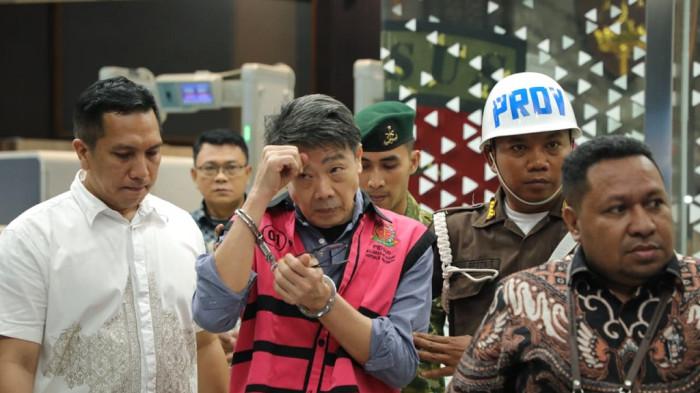 KASUS KORUPSI - Penampakan beneficial owner PT Asmin Koalindo Tuhup (AKT), Samin Tan saat digelandang ke Rumah Tahanan (Rutan) Salemba cabang Kejaksaan Agung usai menjadi tersangka kasus dugaan korupsi dalam kegiatan pertambangan di Kabupaten Murung, Kalimantan Tengah periode 2016-2025 pada Sabtu (28/3/2026) dini hari.).