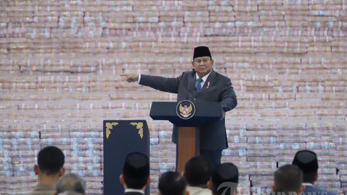 PENYELAMATAN UANG NEGARA - Kejaksaan Agung RI ST Burhanuddin menyerahkan uang sitaan sebesar 11.420.104.815.858 triliun kepada Menteri Keuangan Purbaya Yudhi Sadewa disaksikan Presiden Prabowo Subianto, di Gedung Bundar Kejaksaan Agung di Jakarta, Jumat (10/4/2026). (Tribunnews/Jeprima)