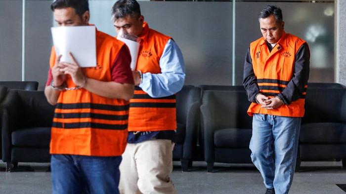 DITAHAN KPK: Kepala Kantor Pelayanan Pajak (KPP) Madya Jakarta Utara (Jakut) Dwi Budi Iswahyu , Tim Penilai di KPP Madya Jakut Askob Bahtiar, dan Kepala Seksi Pengawas dan Konsultasi KPP Madya Jakut Agus Syaifudin, telah menjalani pemeriksaan di Gedung Merah Putih KPK, Jakarta, Minggu (11/1/2026).