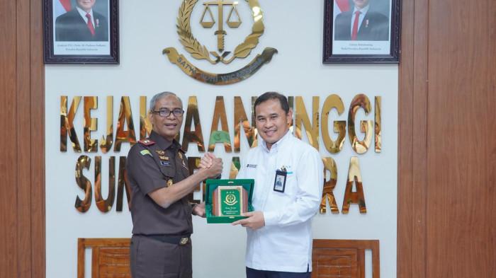 Kepala Kejaksaan Tinggi Sumatera Utara (kiri)