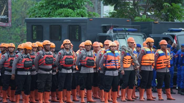 Brimob Polda Sumut menunjukkan kesiapan sarana dan prasarana, termasuk peralatan evakuasi, untuk menghadapi bencana hidrometeorologi seiring musim hujan dan La Nina.


Brimob Polda Sumut menunjukkan kesiapan sarana dan prasarana, termasuk peralatan evakuasi, untuk menghadapi bencana hidrometeorologi seiring musim hujan dan La Nina.


Brimob Polda Sumut menunjukkan kesiapan sarana dan prasarana, termasuk peralatan evakuasi, untuk menghadapi bencana hidrometeorologi seiring musim hujan dan La Nina.


Brimob Polda Sumut menunjukkan kesiapan sarana dan prasarana, termasuk peralatan evakuasi, untuk menghadapi bencana hidrometeorologi seiring musim hujan dan La Nina.