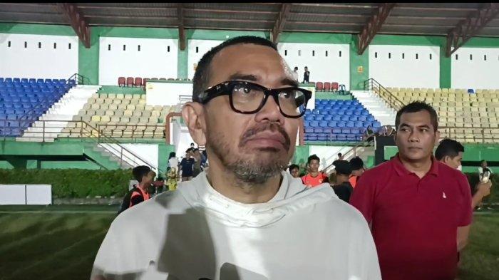 Ketua Asprov PSSI Sumut, Arya Sinulingga saat diwawancarai usai menonton laga final Liga 4 zona Sumut di 
Stadion Mini Dispora Sumut, Percut Seituan, Deli Serdang, Senin (7/4/2025).