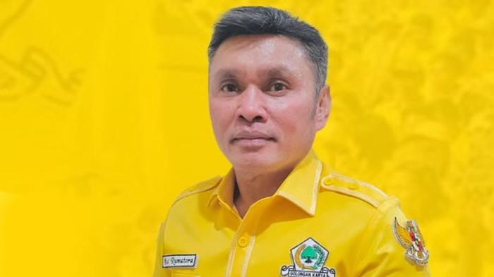 Ketua DPD Partai Golkar Kabupaten Maluku Tenggara, Agrapinus Rumatora alias Nus Kei, tewas setelah menjadi korban penikaman di Bandara Karel Sadsuitubun, Langgur, Kabupaten Maluku Tenggara di Provinsi Maluku, Minggu (19/4/2026).
