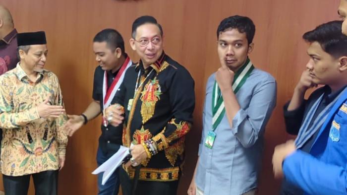 TERIMA ASPIRASI - Ketua DPRD Medan, Wong Chun Sen Tarigan menerima aspirasi kelompok mahasiswa Cipayung Plus yang mendesak evaluasi program MBG, kopdes hingga kenaikan harga BBM.