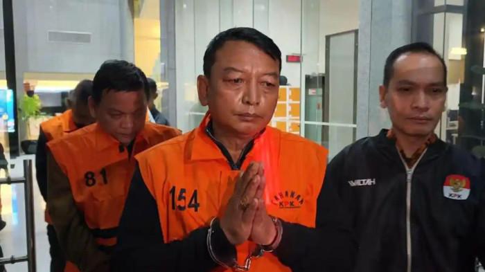 DITAHAN KPK – Ketua Pengadilan Negeri (PN) Depok, I Wayan Eka Mariarta, beserta empat tersangka lainnya ketika hendak ditahan di Rutan KPK pada Sabtu (7/2/2026) dini hari. (Tribunnews.com/Ilham Rian Pratama)