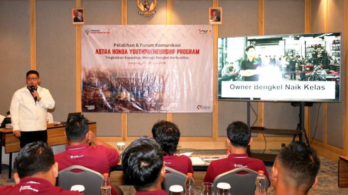 Ketua Yayasan AHM Ahmad Muhibbuddin bersama para peserta Astra Honda