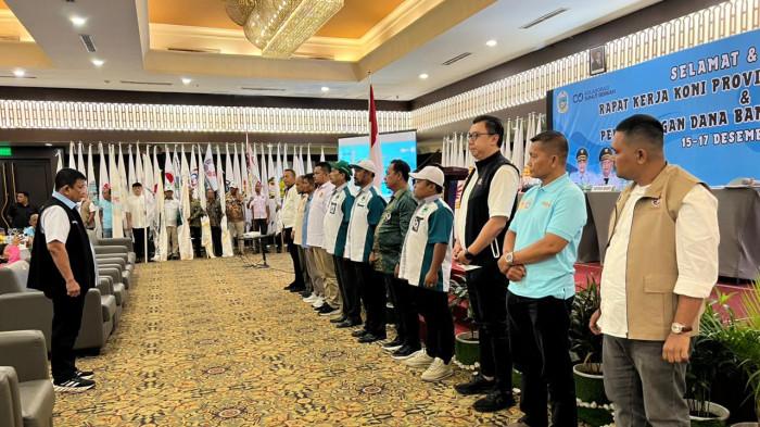 Ketum KONI Sumut Hatunggal Siregar mengukuhkan 11 cabor baru di Hotel Emerald Garden, Kota Medan, Selasa (16/12/2025). Sebanyak 11 cabor resmi dikukuhkan menjadi anggota resmi KONI Sumut. 