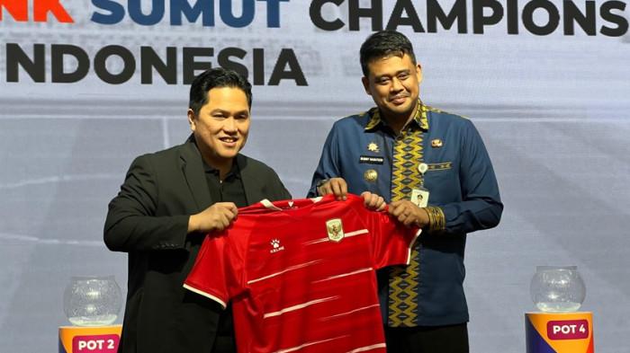 PIALA AFF U19 - Ketum PSSI Erick Thohir foto bersama Gubsu Bobby Nasution usai drawing Piala AFF U19 di Aula Tengku Rizal Nurdin, Medan, Kamis (7/5/2026). Erick Thohir menanggapi hasil drawing Piala AFF U19 2026.