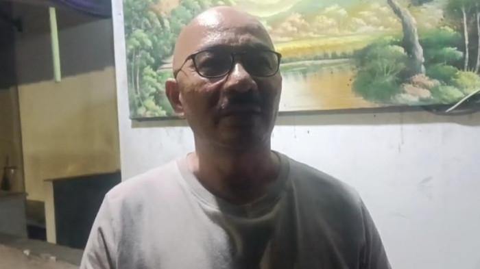 WAWANCARA KHAMOZARO - Khamozaro Waruwu, hakim Pengadilan Negeri Medan saat diwawancarai di rumahnya yang terbakar, Selasa (4/11/2025).