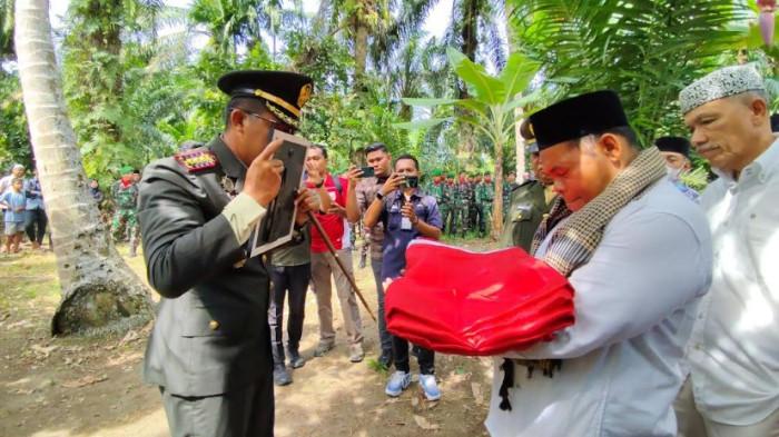 PEMAKAMAN PRATU FARKHAN - Komandan Brigif 25/Siwah Kolonel Infanteri Dimar Bahtera hadir di prosesi pemakaman Pratu Farkhan Syauqi Marpaung di Dusun IV, Desa Hessa Air Genting, Air Batu, Kabupaten Asahan, Sabtu (3/1/2026)