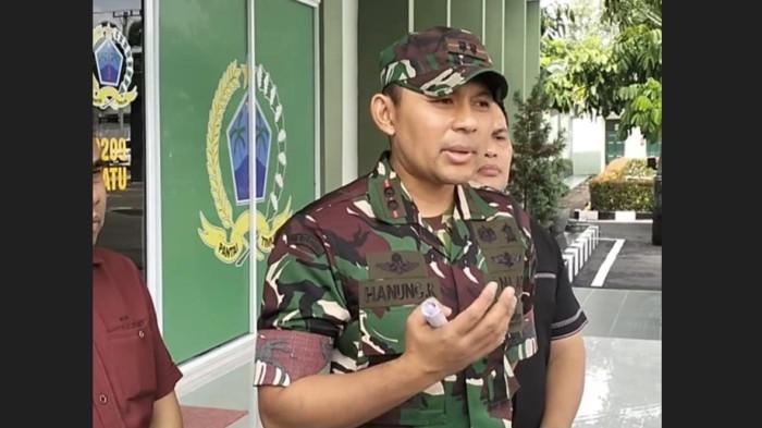 Komandan Distrik Militer (Kodim) 0209/LB, Letkol Kavaleri Hanung Kaptiaji ketika diwawancarai soal personel TNI dinarasikan mencuri sapi warga di Labuhanbatu, Minggu (28/6/2026). Ia menyebut keberadaan personel TNI melakukan pengamanan situasi ricuh.