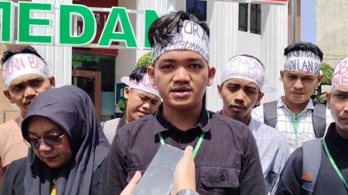Komisi untuk Orang Hilang dan Korban Kekerasan (Kontras) bersama puluhan mahasiswa mengawal sidang dua anggota TNI yang menjadi terdakwa kasus penembakan siswa di Serdang Bedagai, Selasa (22/7/2025).