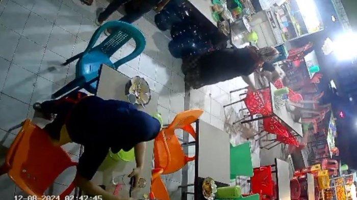 Komplotan Geng Motor Bersenjata Tajam Serang Pengunjung Warung di Asahan