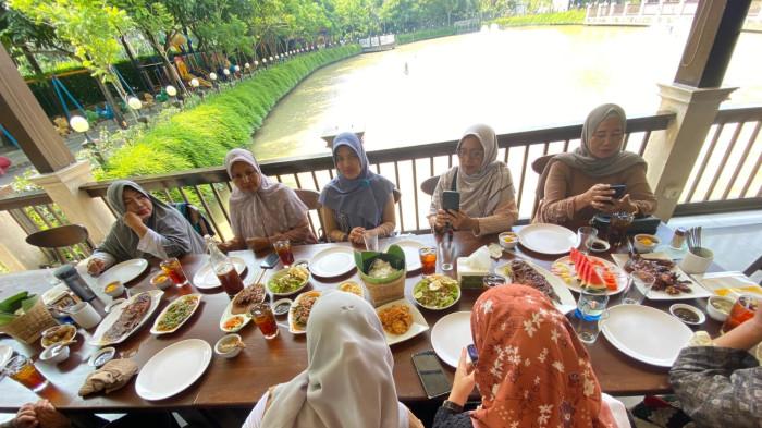 Komunitas pengajian Ibu Manise