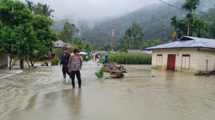 BANJIR TAPUT - Kondisi 60 rumah warga terendam banjir di Desa Sitolubahal dan Desa Robean, Kecamatan Purba Tua, Kabupaten Tapanuli Utara, Selasa (25/11/2025). Selain itu, ada 4 orang dalam satu keluarga luka akibat rumahnya rusak kena longsor.
