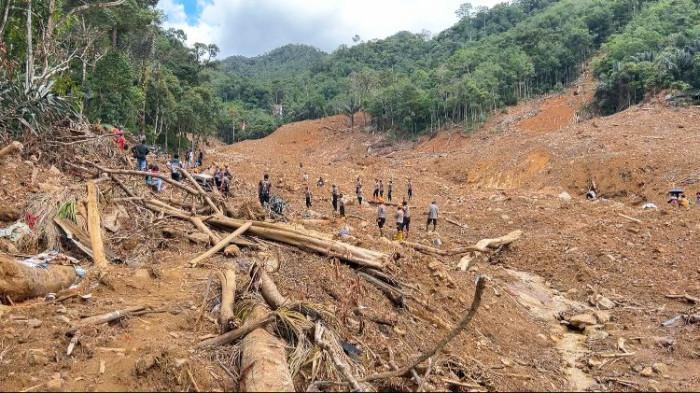 Kondisi Desa Bair, Kecamatan Tapian Nauli, Kabupaten Tapanuli Tengah, Sumatera Utara yang rata dengan tanah akibat longsor dan banjir bandang, Senin (8/12/2025). Sebanyak 7 orang meninggal dunia dan 4 lagi belum ditemukan.