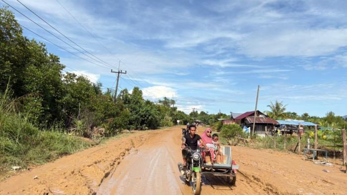 Kondisi Jalan lintas Padang Sidimpuan-Sibolga di Desa Hutabalang dan Lupian, Kamis (12/3/2025). Akses jalan masih berlumpur. (Tribun Medan/Anisa)