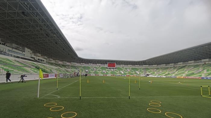 Kondisi Stadion Utama Sumatra Utara jelang Piala Kemerdekaan, Senin (11/8/2025). Pelatih Timnas U-17 Indonesia, Nova Arianto mengaku bahwa lapangan Stadion SUSU masih sedikit keras.