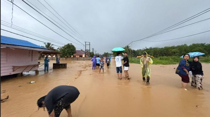 Kondisi banjir di Jalan lintas Padang Sidimpuan-Sibolga, Senin (16/2/2026). Akibatnya jalan tersebut lumpuh total