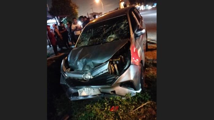 TABRAK LARI : Kondisi mobil korban usai diamuk massa di kawasan Wonosari Tanjung Morawa, Minggu (22/2/2026). Tiga orang menjadi korban dalam kejadian ini.